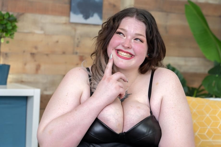 La curvy Sara Star riceve una profonda pomiciata con strap-on da Lacie Smith a pecorina - 5