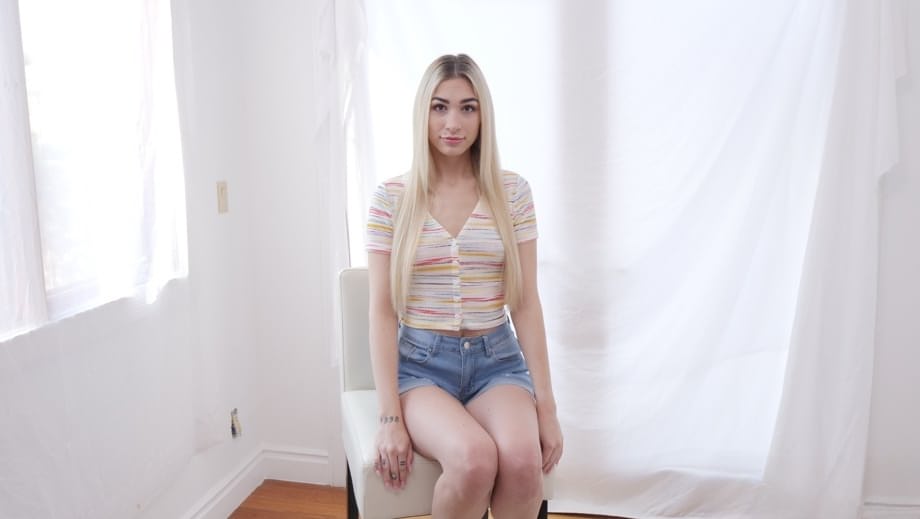 Delilah Day presume de su grueso culo mientras es follada a cuatro patas de pie - 1