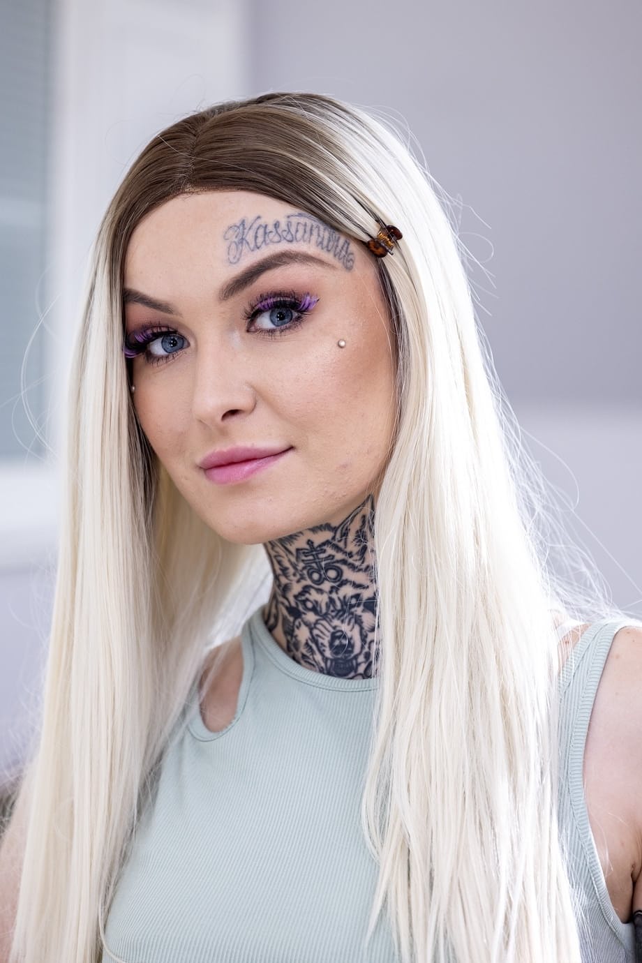 La voluttuosa tatuate Tabitha Poison espone piccoli seni e si procura piacere - 1