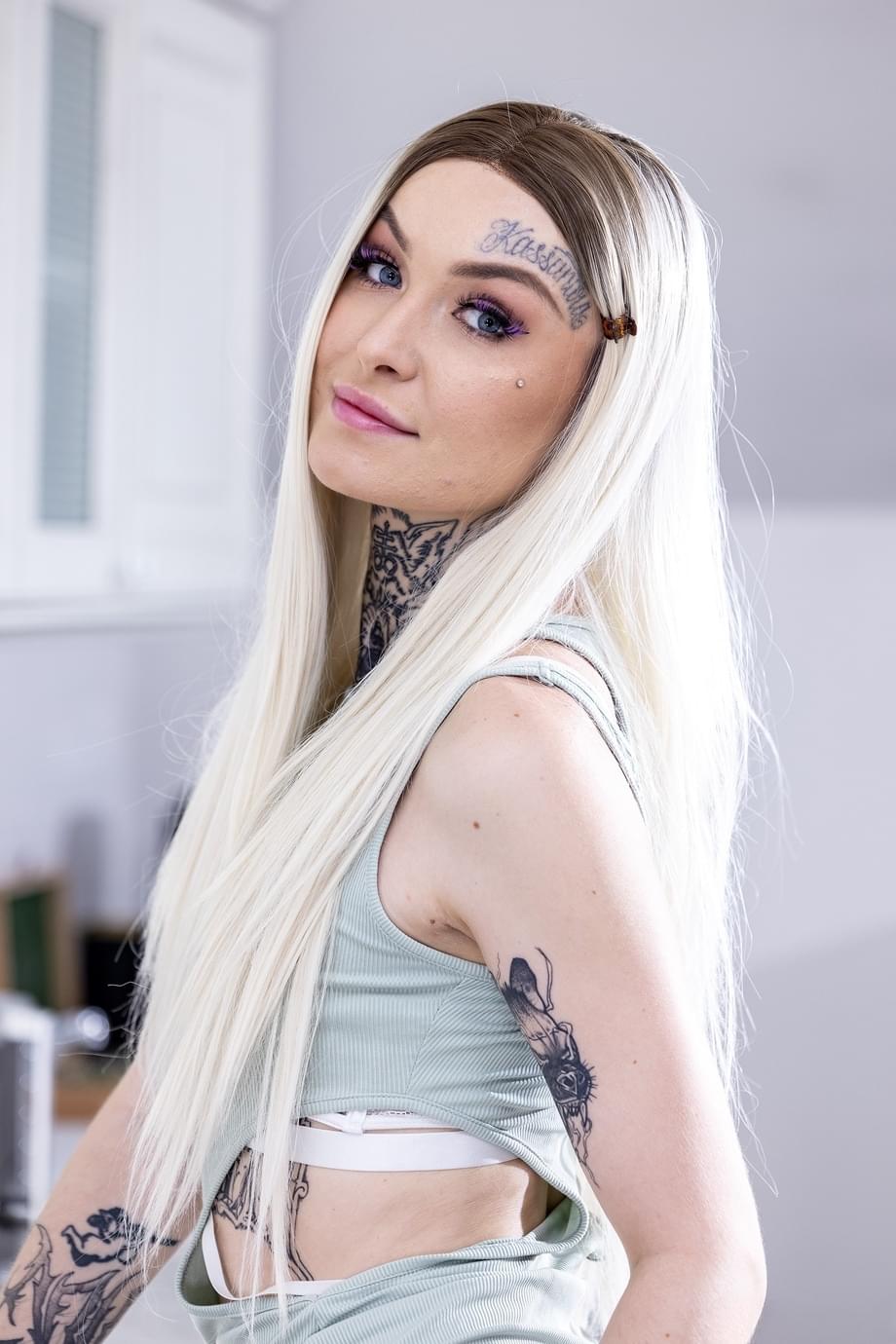 La voluttuosa tatuate Tabitha Poison espone piccoli seni e si procura piacere - 2