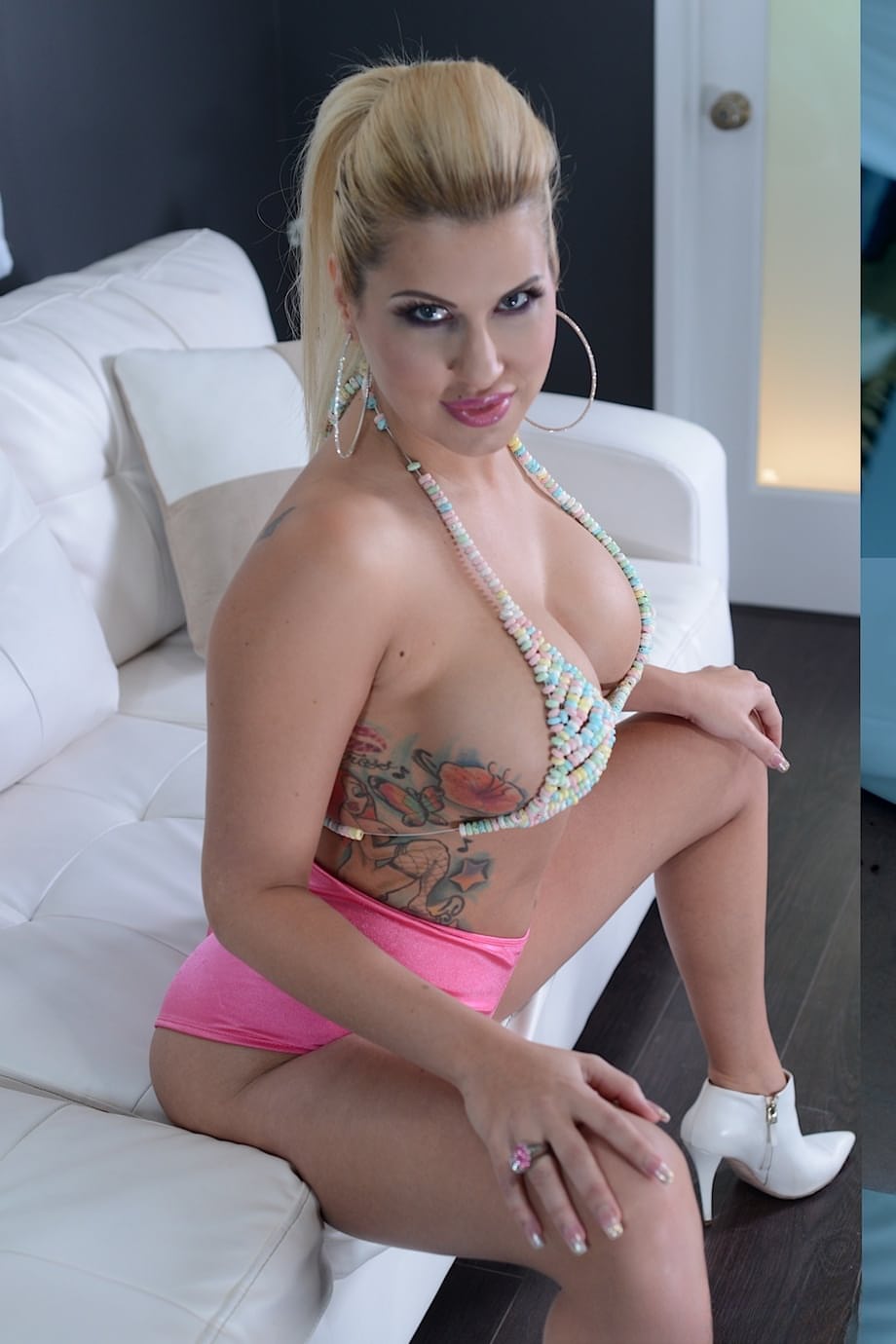 Curvaceous MILF Savana Styles reveals her huge bosom & fake ass before toying