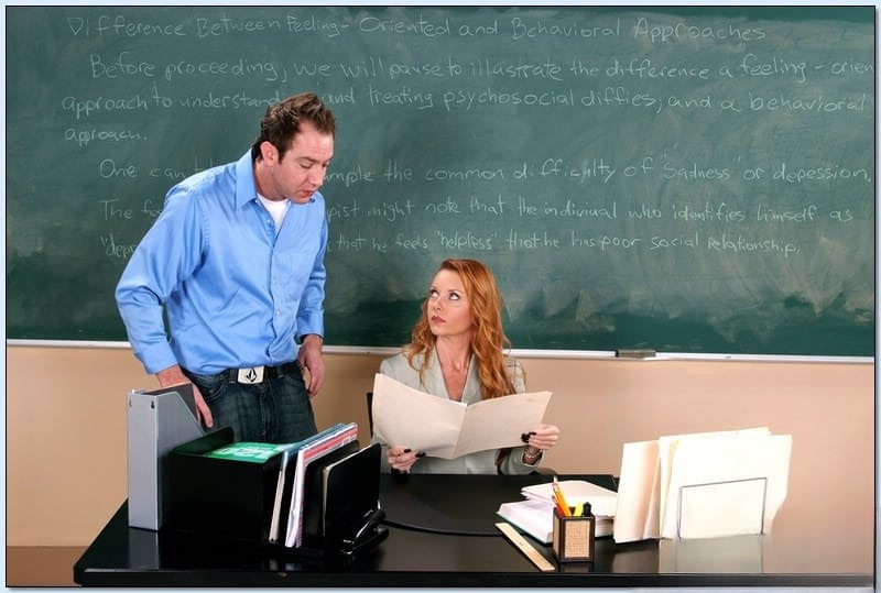 Janet Mason, la pelirroja cachonda y profesora, folla con un afortunado estudiante en un salón de clases vacío - 6