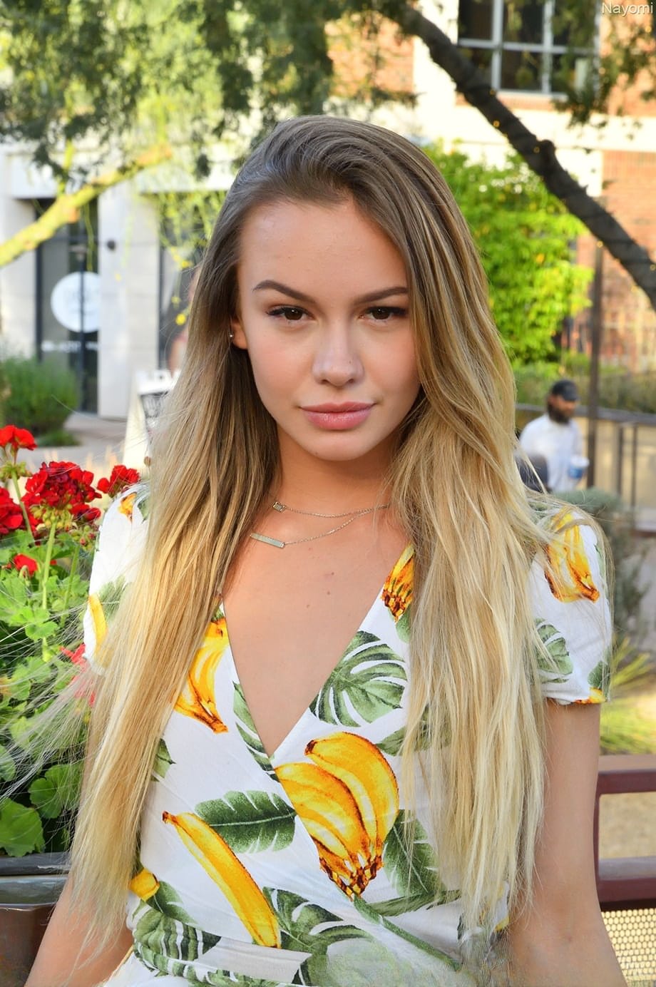 naomi swann belle blonde fait une pirouette puis montre son cul nu dehors - 14