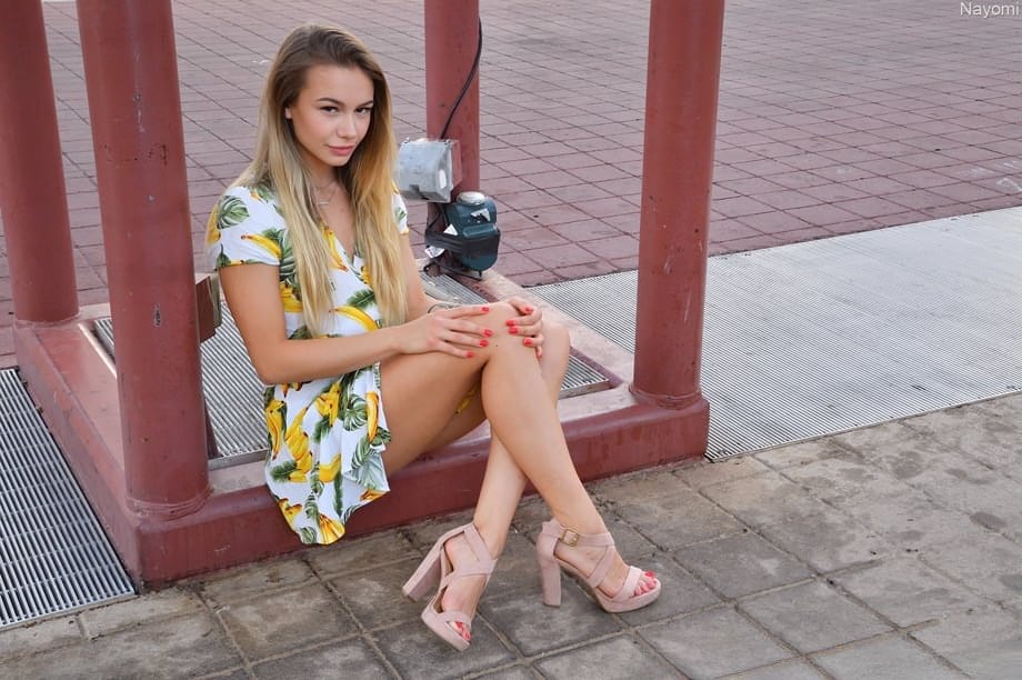 naomi swann belle blonde fait une pirouette puis montre son cul nu dehors - 17