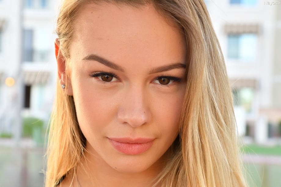 naomi swann belle blonde fait une pirouette puis montre son cul nu dehors - 20