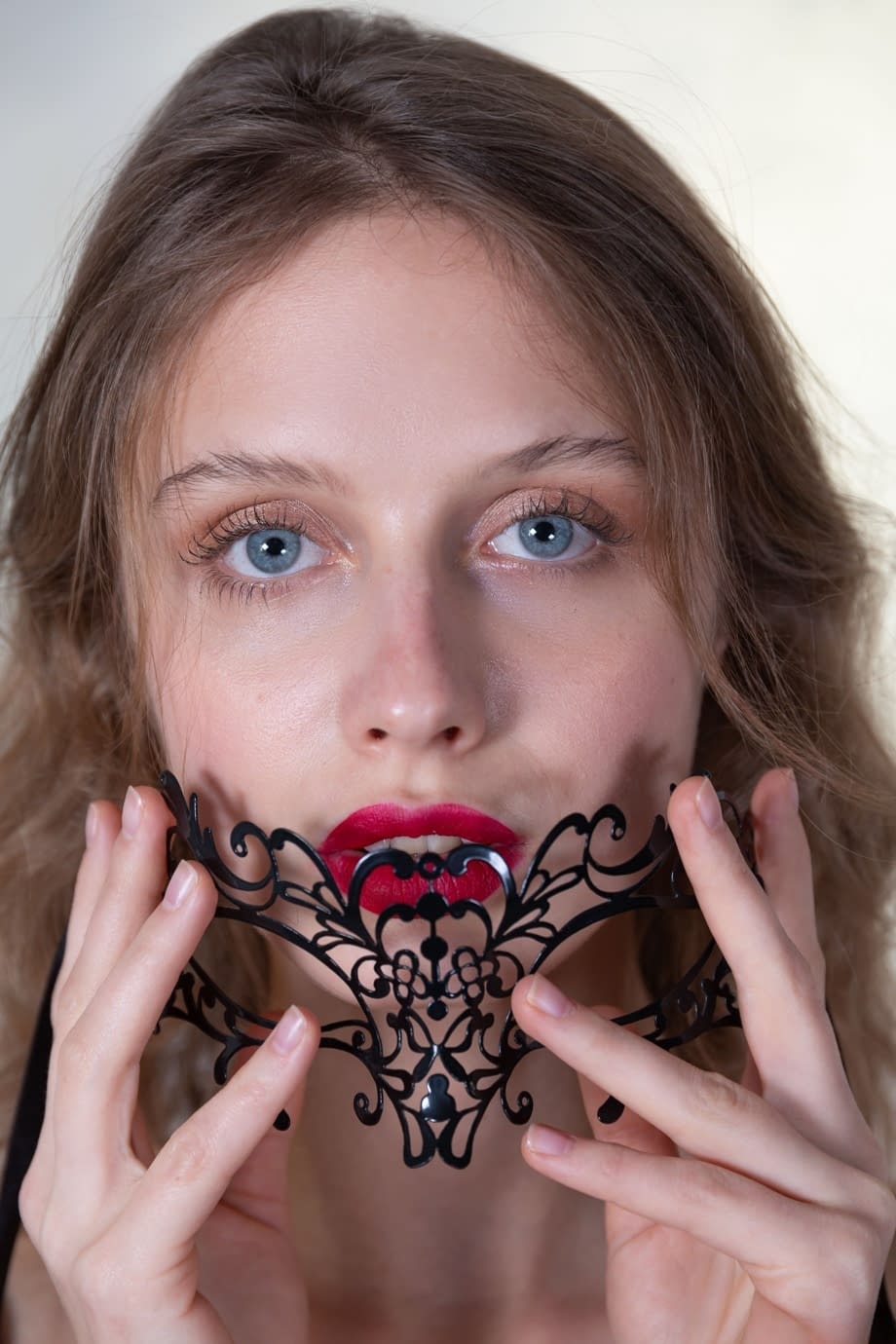 La chica misteriosa se quita la lencería para revelar su atractivo de adolescente de labios rojos - 3
