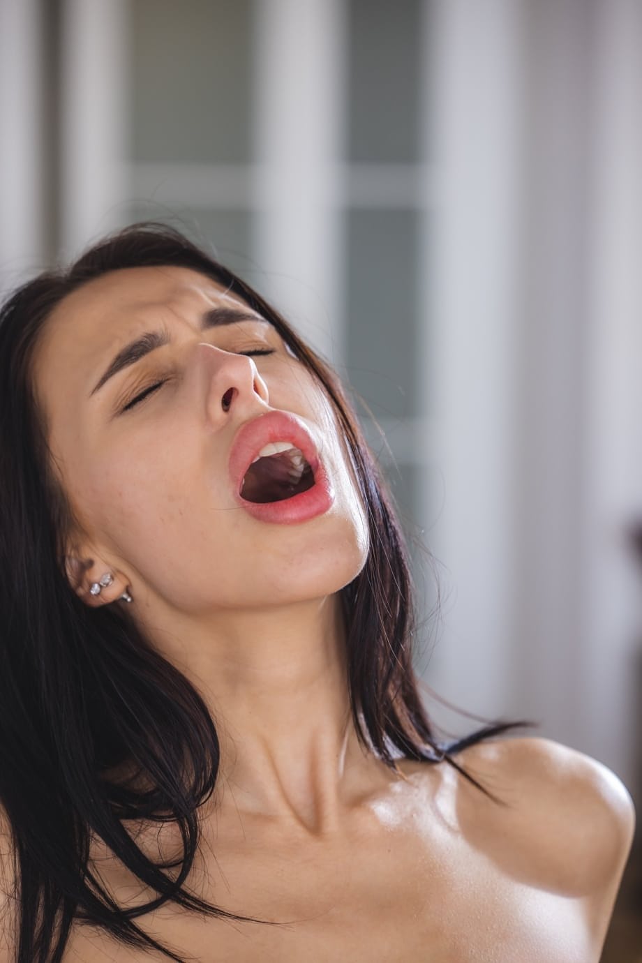 Brunette slut Alyssa Bounty gets her sexy mouth and pussy dicked