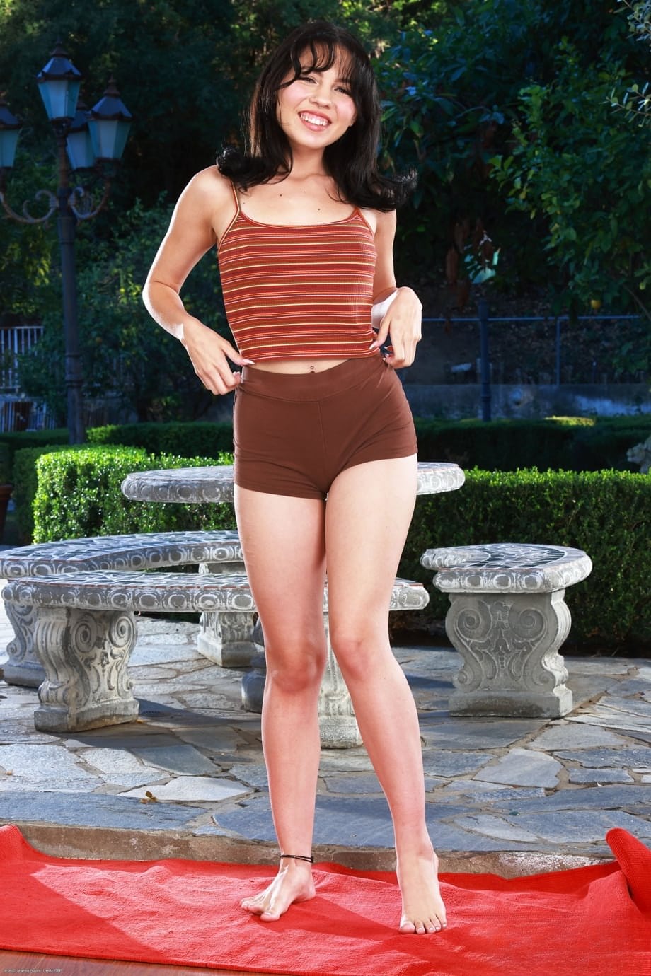 Il corpo nudo di Satine Summers fradicio di piscio gocciolante sul patio - 1