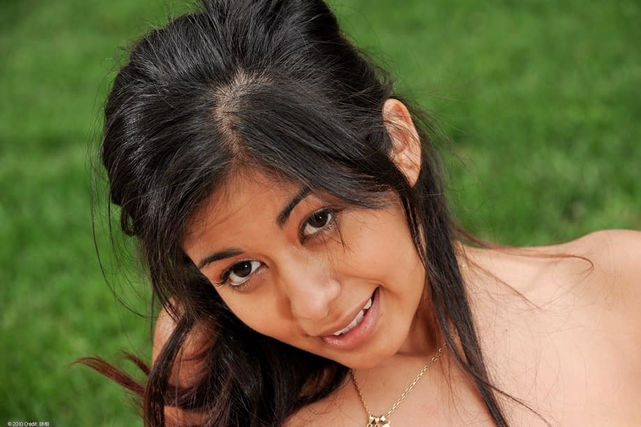 Ruby Reyes muestra sus curvas latinas al desnudo y sus cascadas de cabello sedoso con una intensidad sexual segura de sí misma - 16