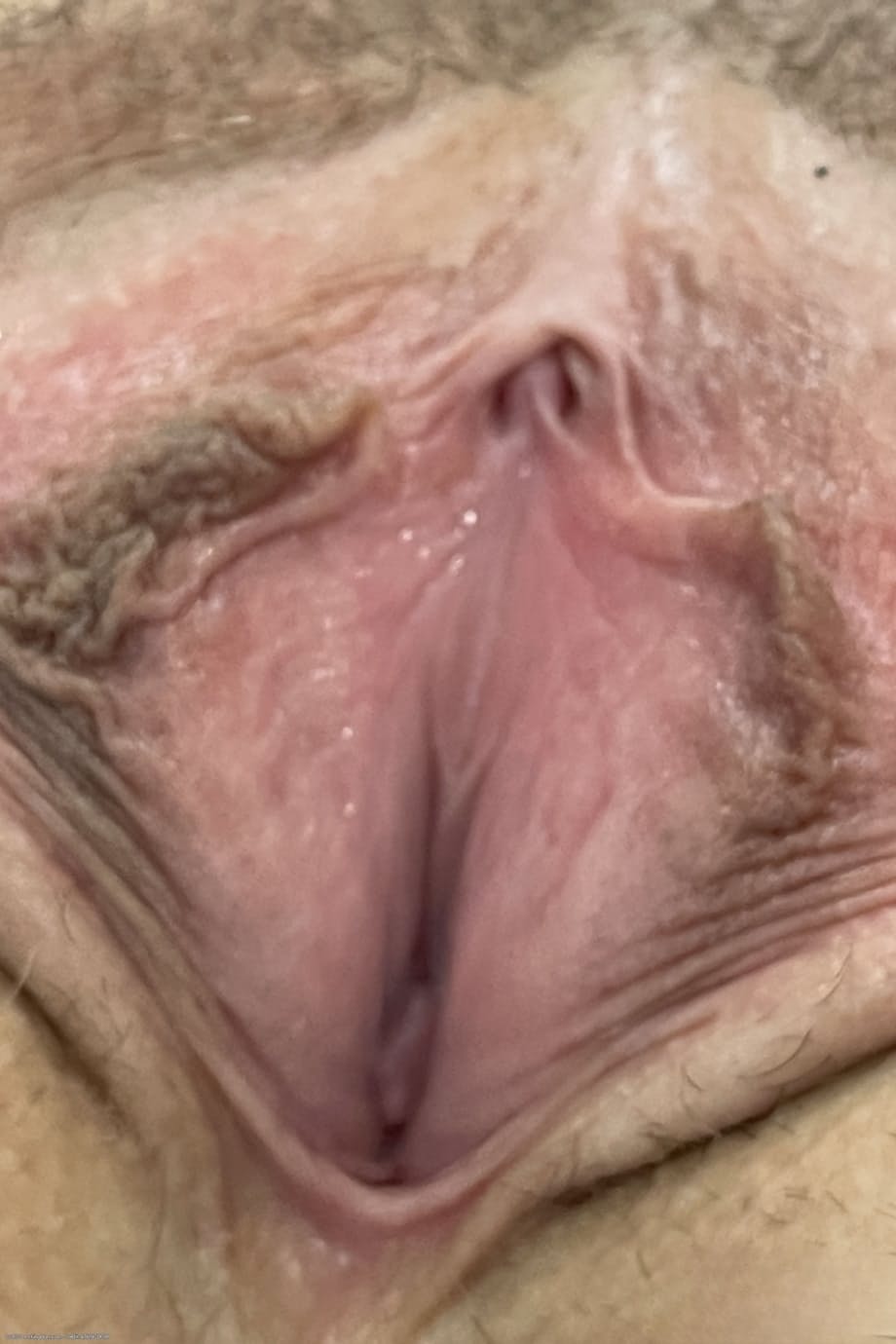 Alina West luce su trasero carnoso y se acaricia su coño afeitado de cerca - 8