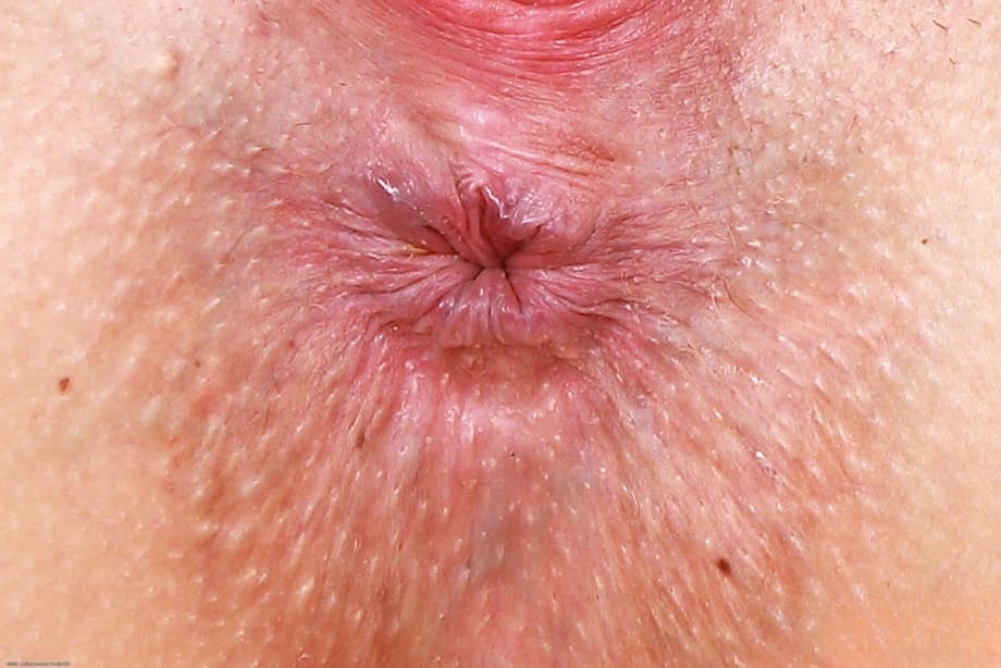 Rory Knox che punzecchia i capezzoli piercing sulla propria corpo tatuata, prima di spalancare completamente la passera liscia e depilata - 16