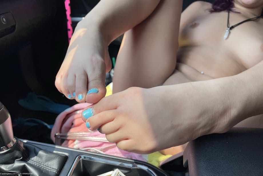 Lilly Adams realiza un striptease público al aire libre, muestra sus tetas y abre su coño mojado - 17