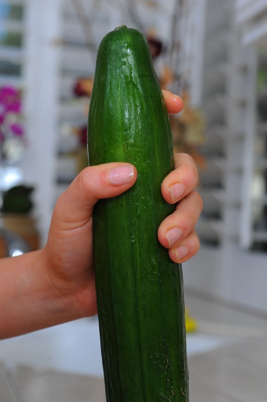Elaina Raye se vuelve completamente desinhibida mientras estira su pequeña y depilada raja con el grueso pepino - 10