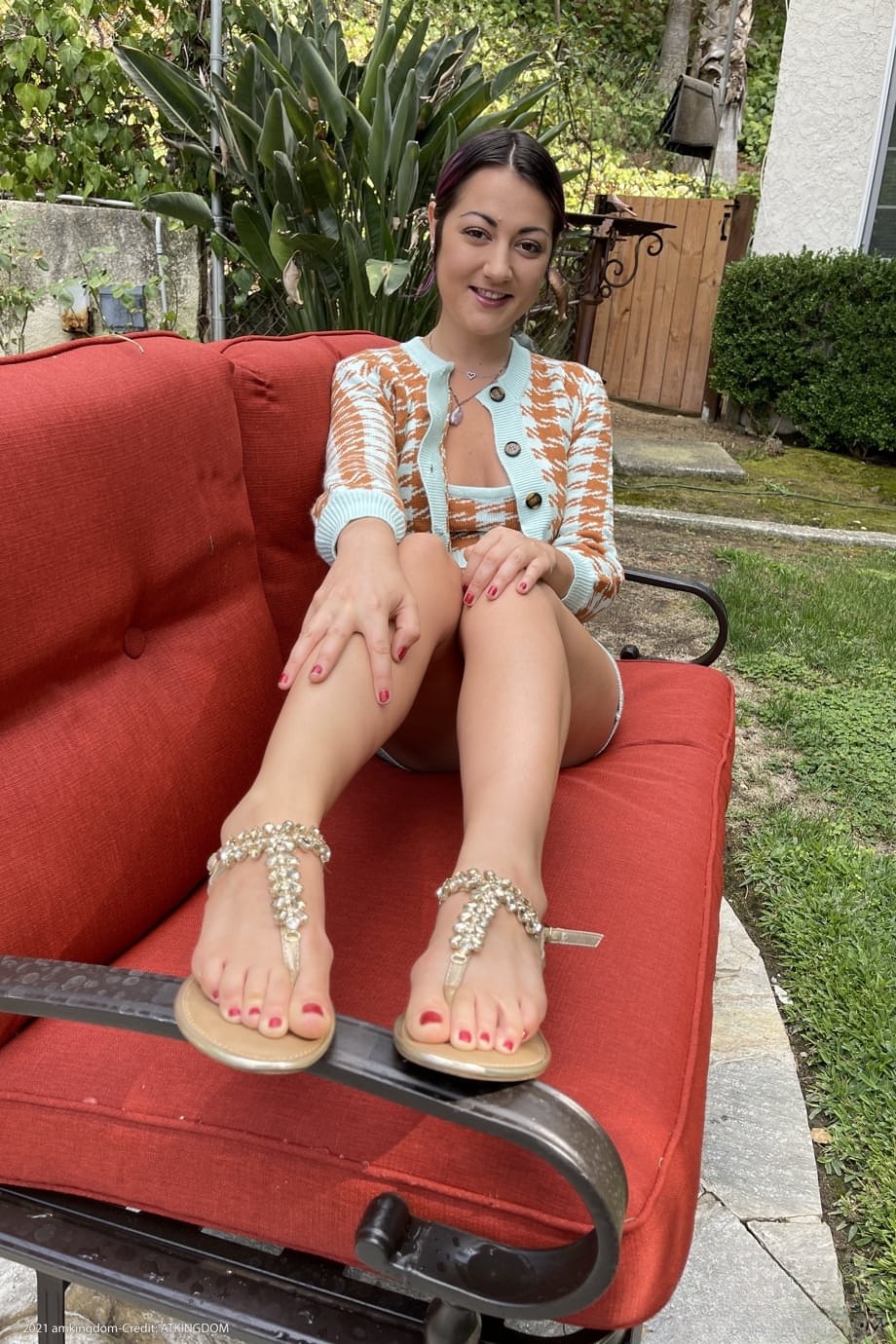 Lily Adams abre audazmente su coño recortado y húmedo al aire libre en un primer plano humeante - 2