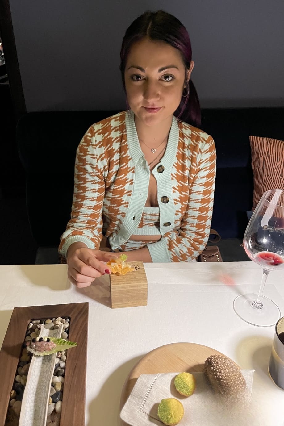 Lily Adams abre audazmente su coño recortado y húmedo al aire libre en un primer plano humeante - 19