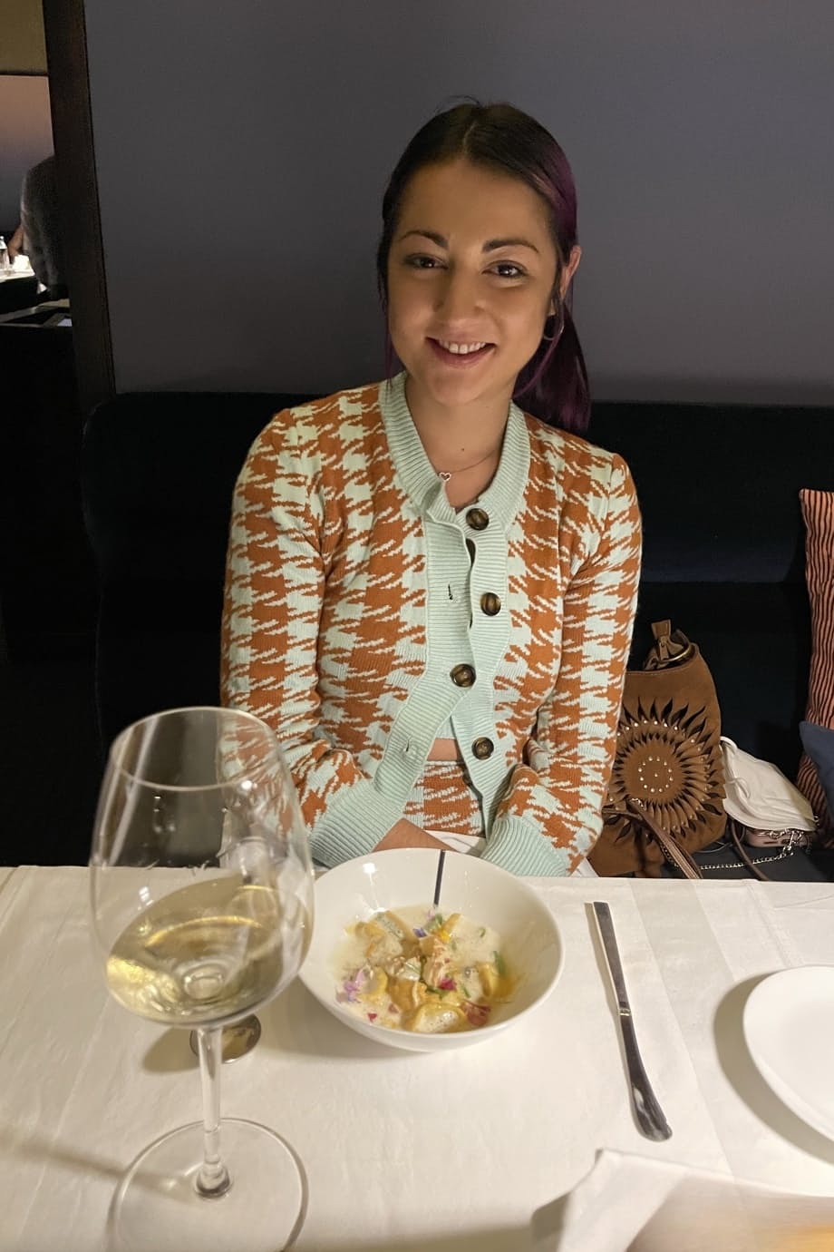 Lily Adams abre audazmente su coño recortado y húmedo al aire libre en un primer plano humeante - 20