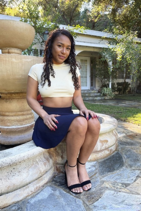 Kitt Lacey stuzzica con la gonna sollevata in alto, esponendo la sua fighetta stretta e depilata - 1