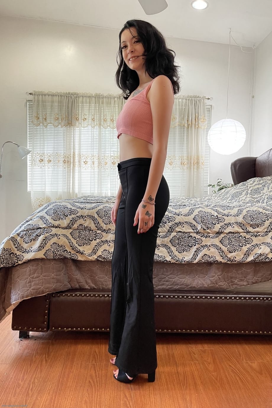 Corra Cox expose ses plantes de pieds lisses et sa chatte brillante, allongée avec une pose provocante sur des draps de soie - 1