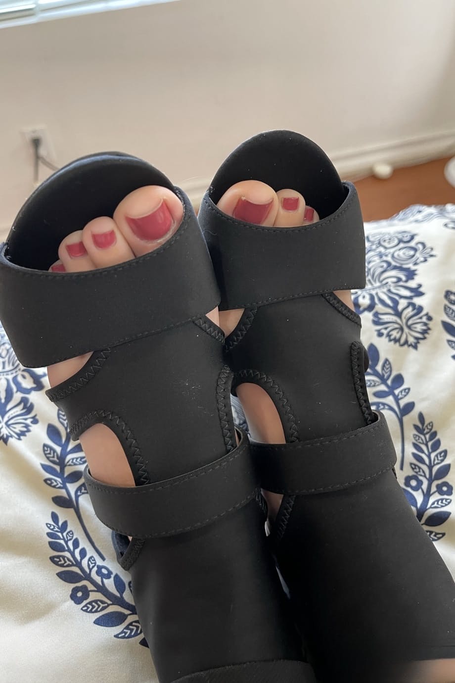 Corra Cox expose ses plantes de pieds lisses et sa chatte brillante, allongée avec une pose provocante sur des draps de soie - 2