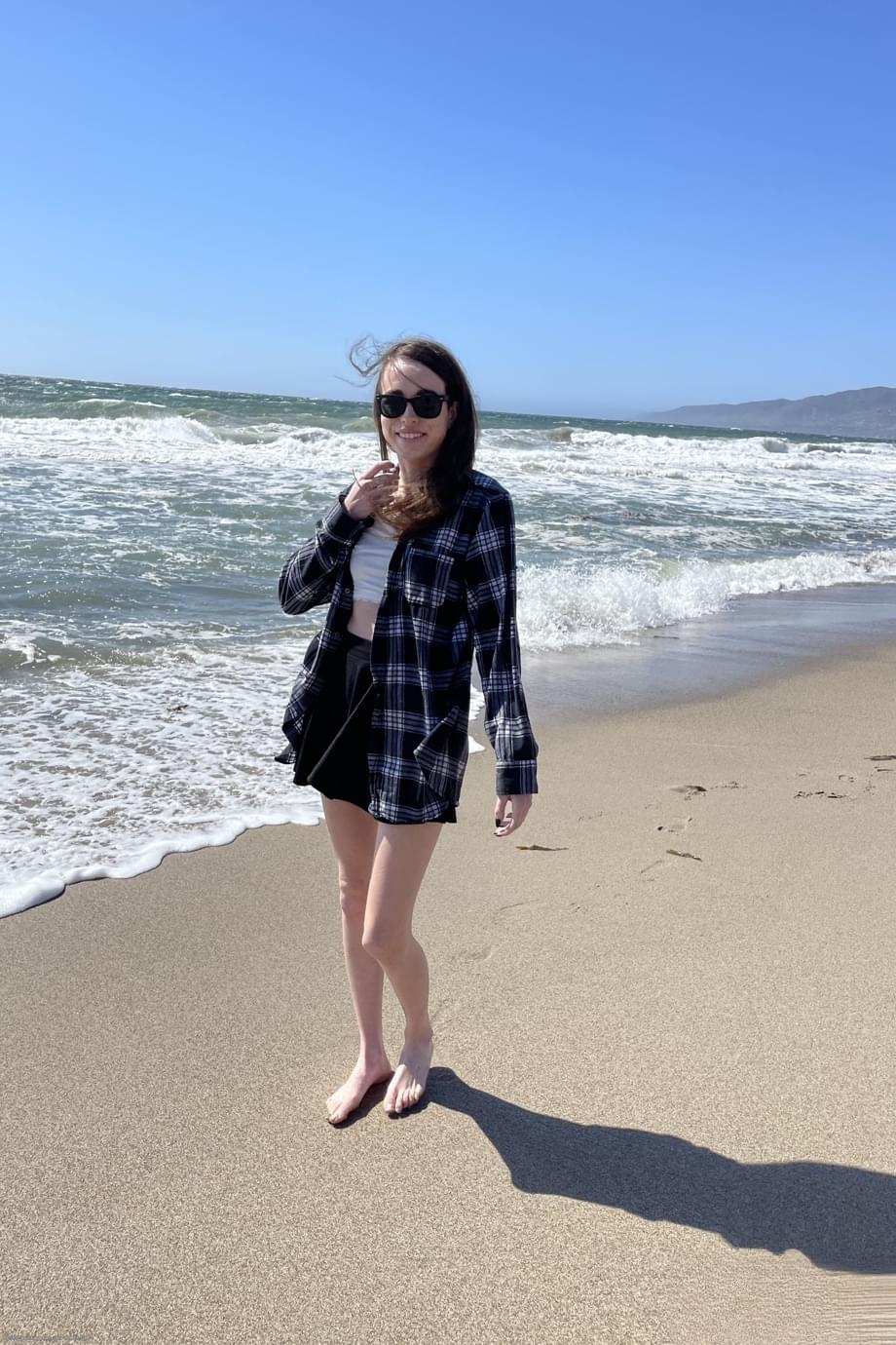 Brooke Johnson se déshabille entièrement nue sur son lit avant des aventures sensuelles à la plage - 19