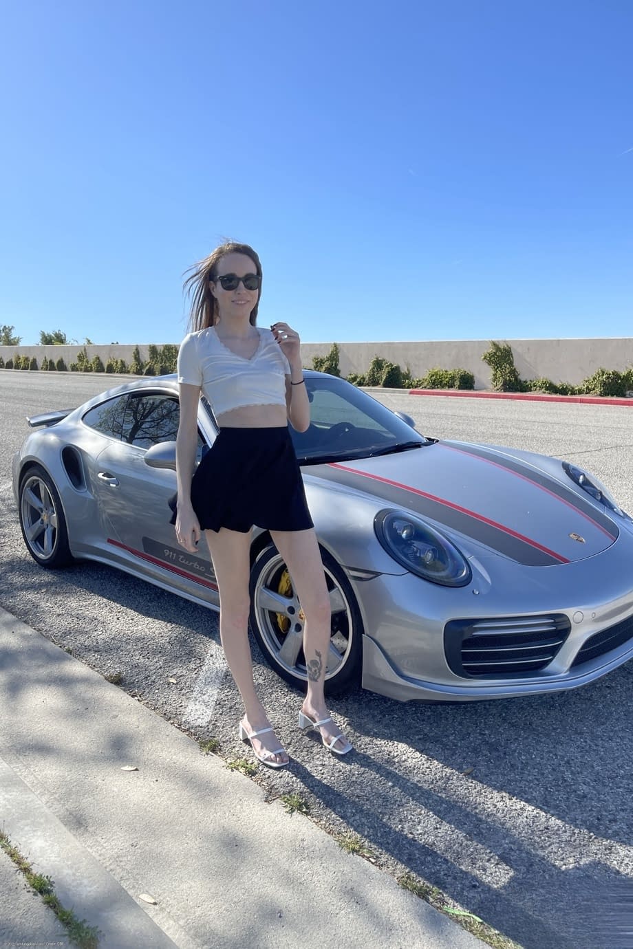 Brooke Johnson se déshabille entièrement nue sur son lit avant des aventures sensuelles à la plage - 20
