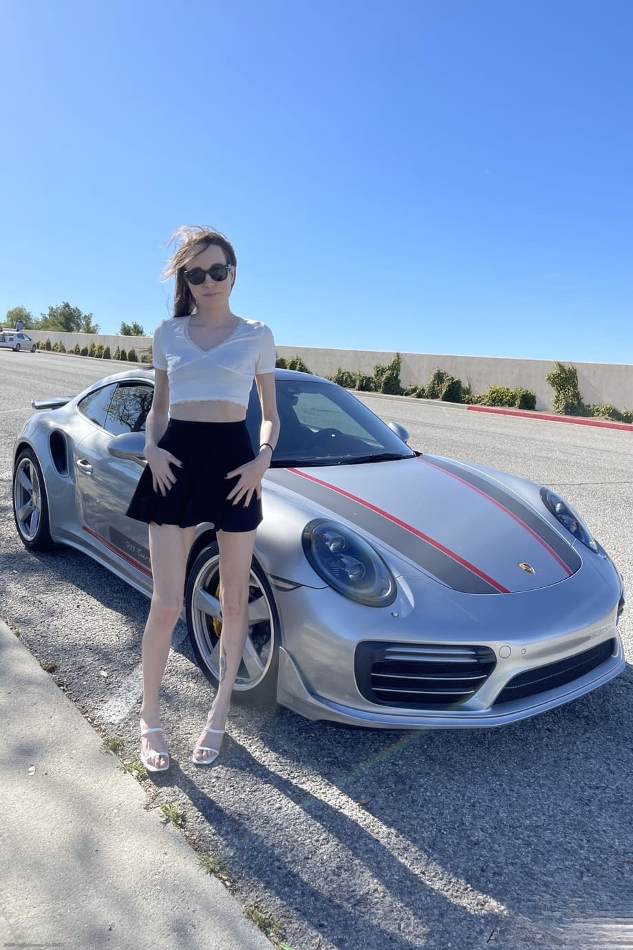 Brooke Johnson se déshabille entièrement nue sur son lit avant des aventures sensuelles à la plage - 21