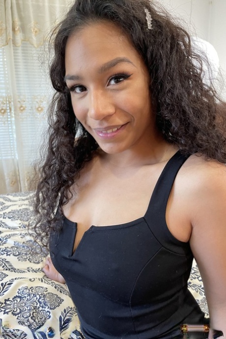 La stella ebony sensuale Kitt Lacey si scosta le mutandine minuscole, mostrando orgogliosamente la sua fessura liscia e depilata adornata con giarrettiere seducenti - 1