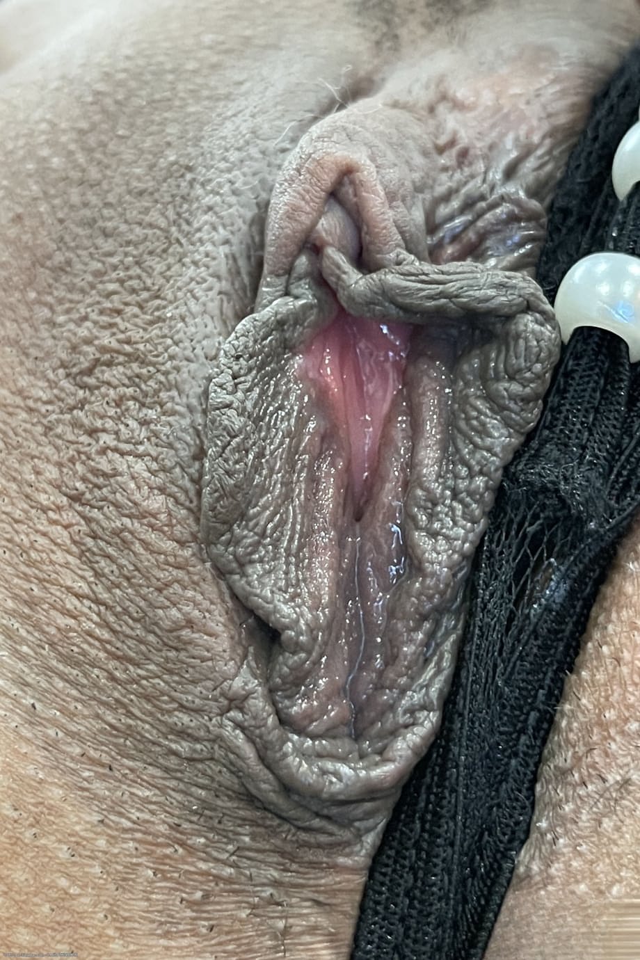 La stella ebony sensuale Kitt Lacey si scosta le mutandine minuscole, mostrando orgogliosamente la sua fessura liscia e depilata adornata con giarrettiere seducenti - 14