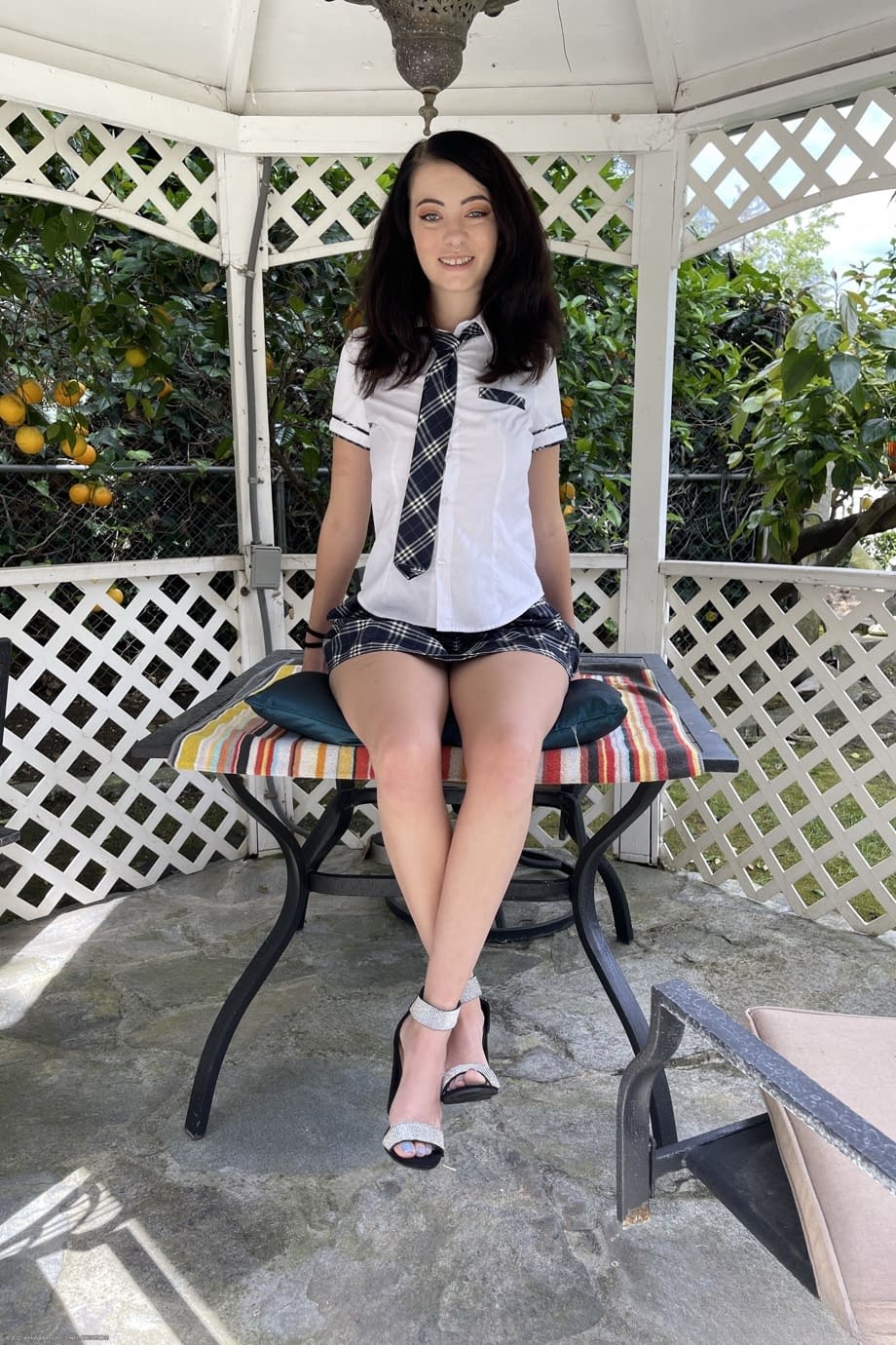 Corra Cox taquine en gros plan avec sa chatte pulpeuse et ses pieds nus tentateurs - 4