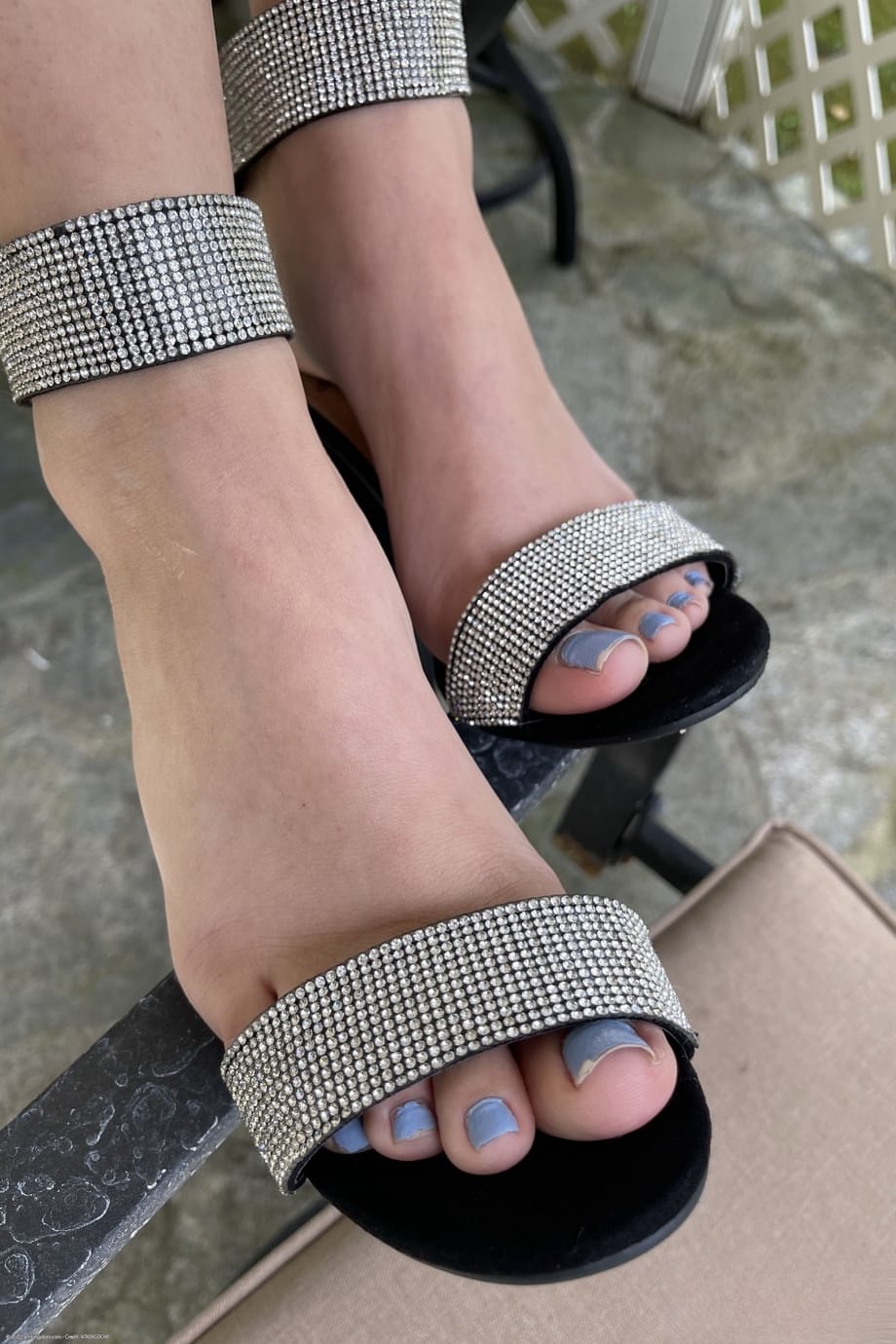 Corra Cox taquine en gros plan avec sa chatte pulpeuse et ses pieds nus tentateurs - 5