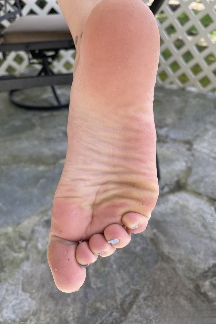Corra Cox taquine en gros plan avec sa chatte pulpeuse et ses pieds nus tentateurs - 14