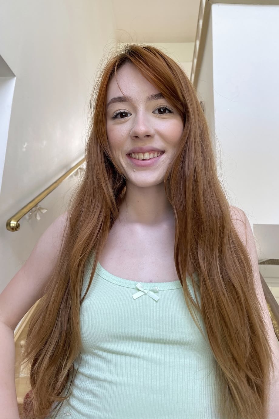 La bella Michelle Anthony in un hot solo che stuzzica i suoi capezzoli turgidi e il suo succoso culetto - 1