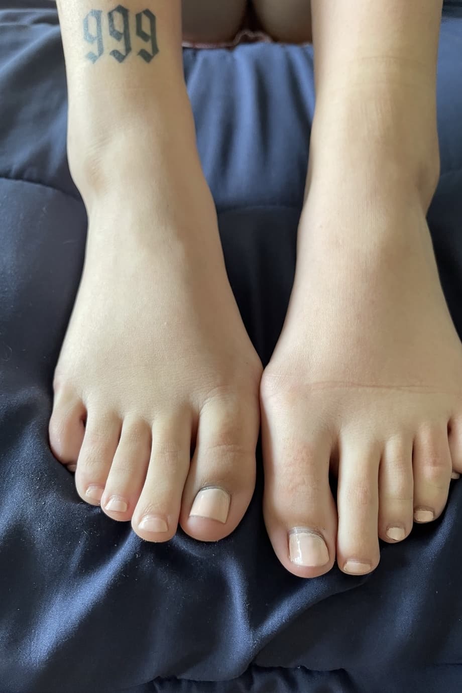 Bella Luna expose de près sa poitrine percée d'adolescente, ses orteils et sa chatte rose - 7