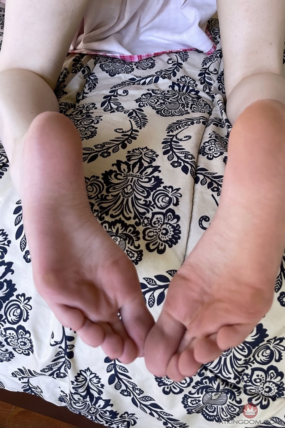 Celestina Blooms spreads her pink pussy wide using pretty bare feet - 18
