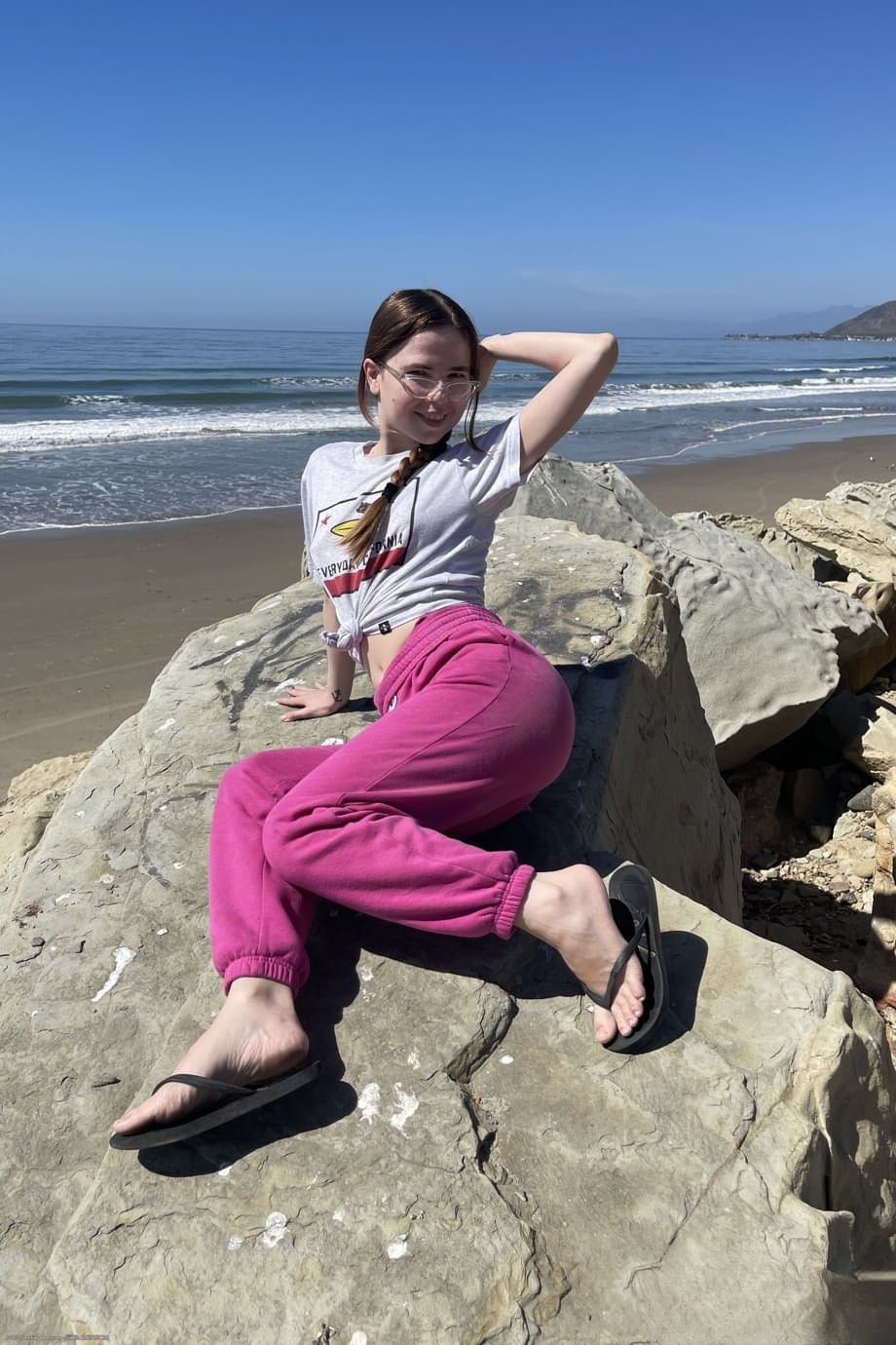 Alina West desata su cuerpo adolescente curvilíneo, presumiendo un culo carnoso antes de abrir bien su coño afeitado en primer plano - 1