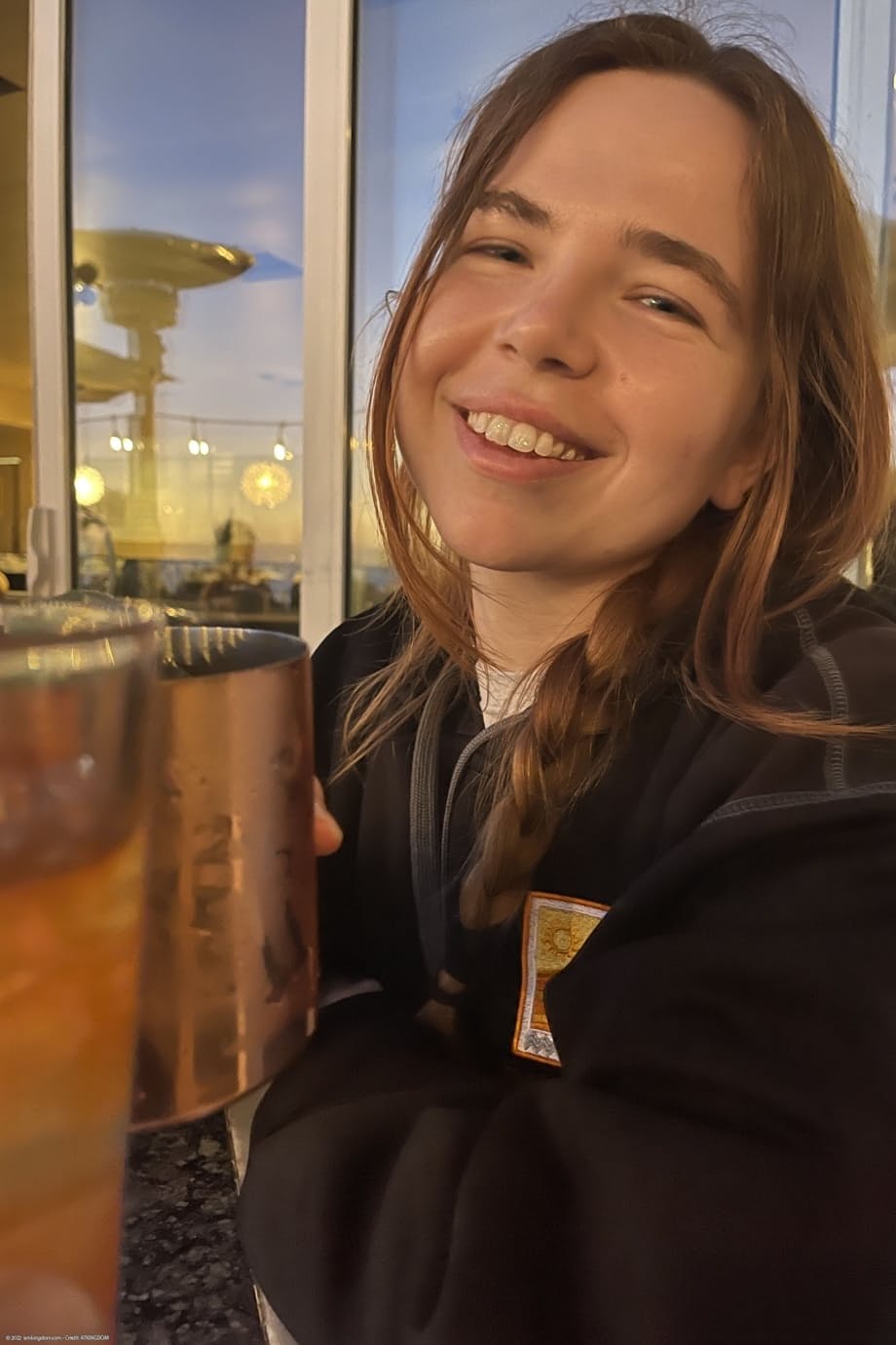 Alina West desata su cuerpo adolescente curvilíneo, presumiendo un culo carnoso antes de abrir bien su coño afeitado en primer plano - 8