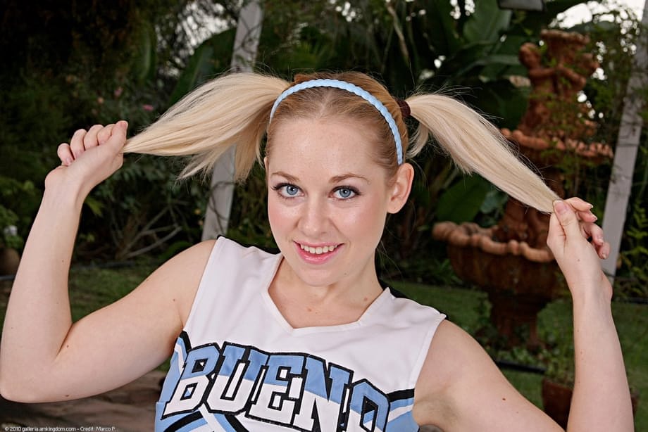 Cindy Loo écarte son minou rose en tant que pom-pom girl coquine avec des couettes et des chaussettes - 2