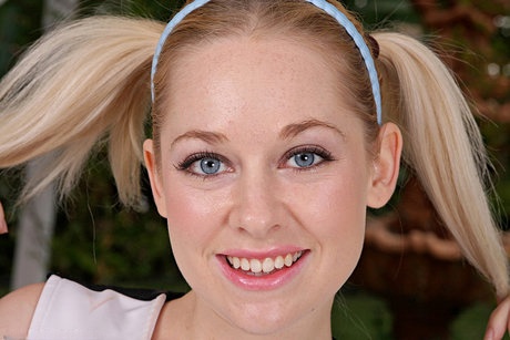 Cindy Loo écarte son minou rose en tant que pom-pom girl coquine avec des couettes et des chaussettes - 3