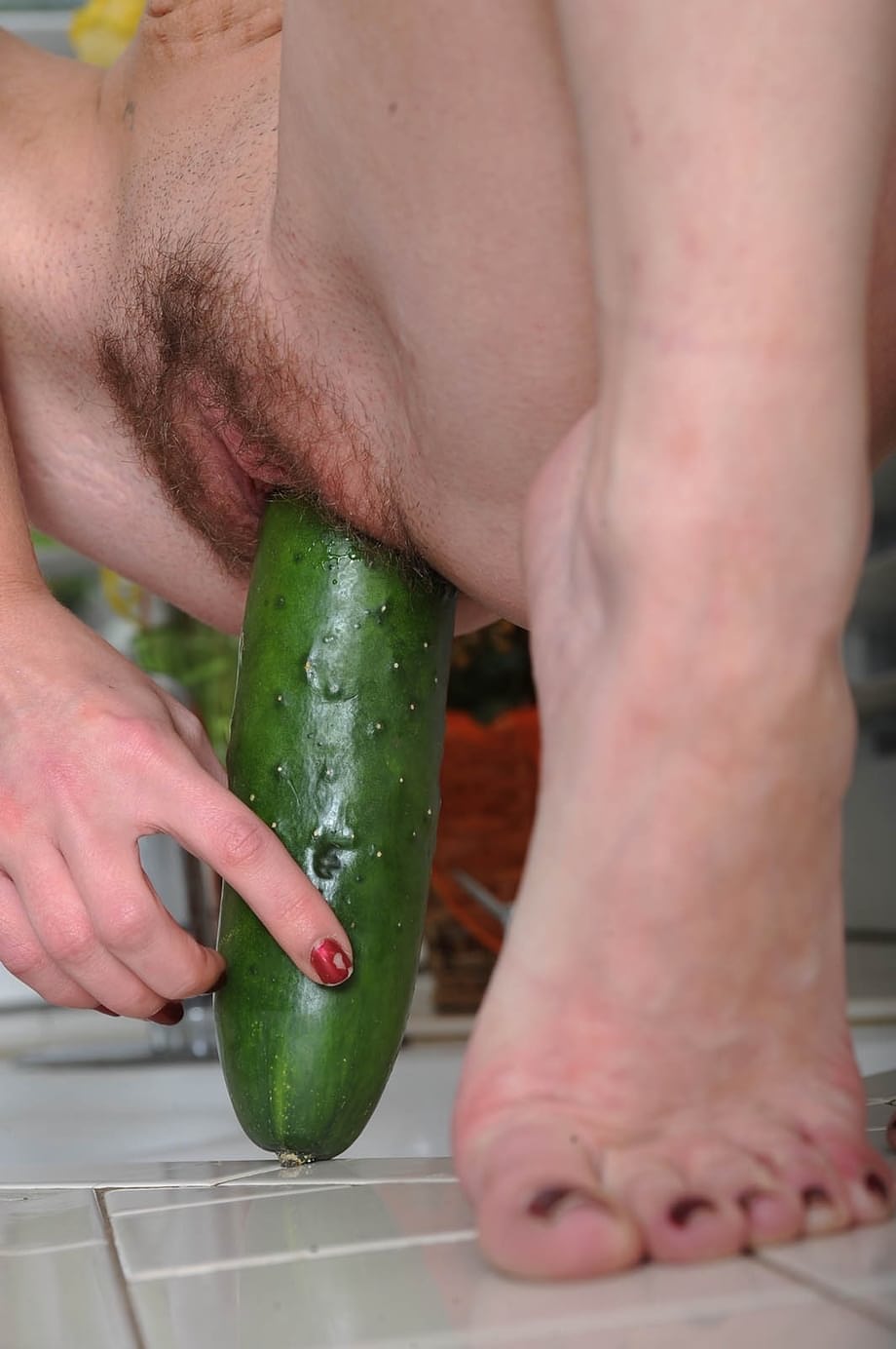 Jessie Palmer taquine son corps nu et maigre alors qu'elle se fait plaisir en profondeur avec un concombre - 18
