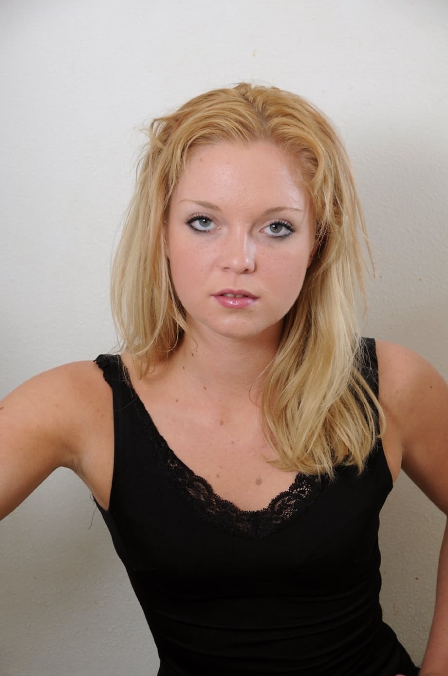 Madeline Desnudándose Teen Rubia Enseña Su Coño Rosa En Medias Hasta El Muslo - 10