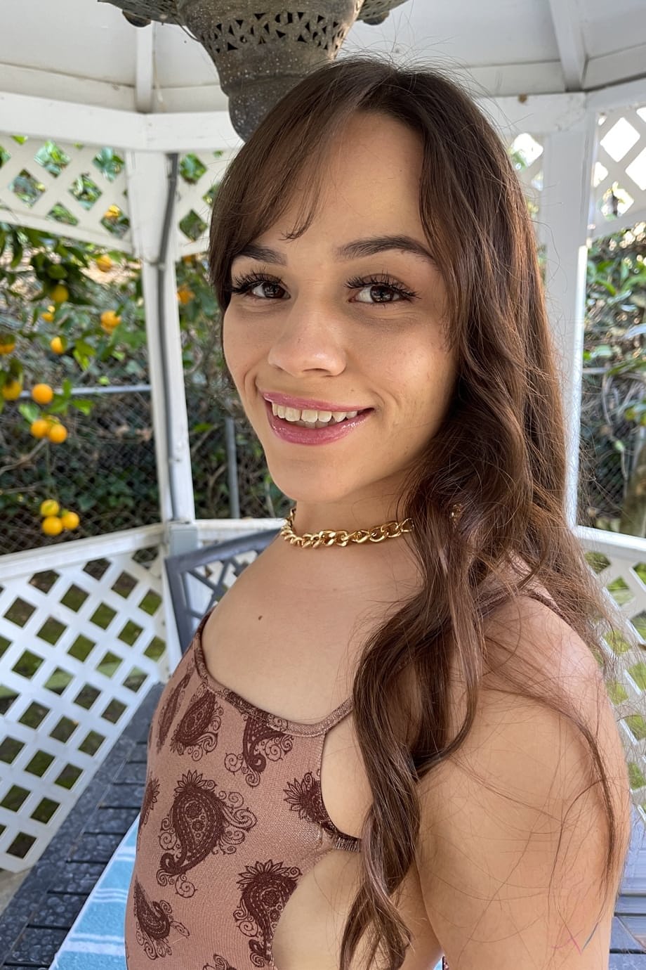 Rose Lynn se déshabille complètement nue en extérieur, allongée de manière séduisante sur une table de patio rustique - 1