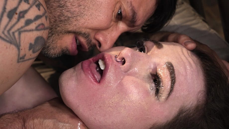 Brooke Johnson ligotée sans défense tandis qu'une queue palpitante explose en remplissant sa bouche - 13