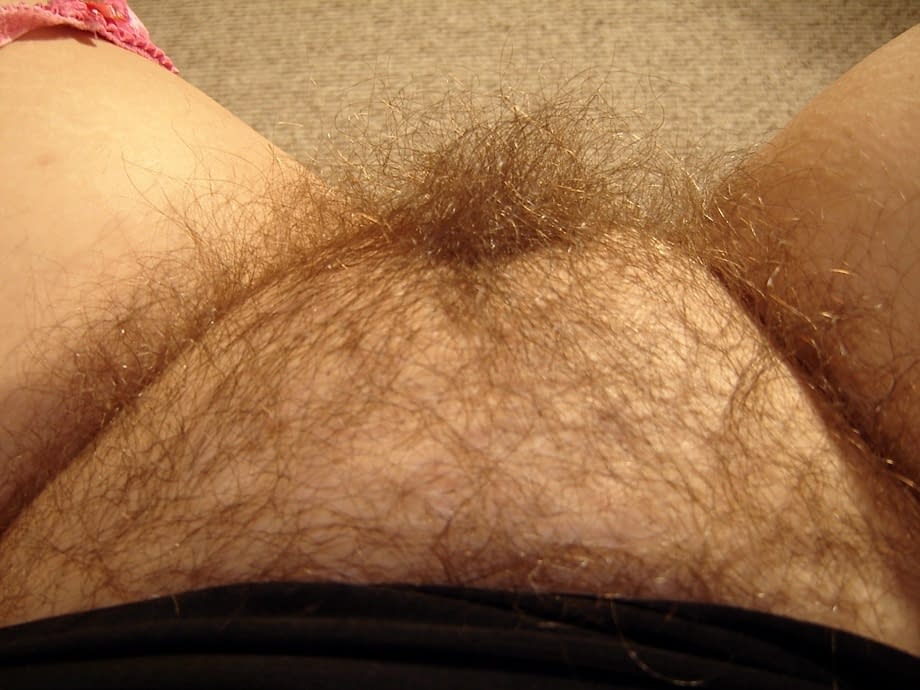 La amateur rubia de tetas grandes, Amber, abre bien de piernas y muestra cada centímetro caedizo y velludo en primer plano - 10
