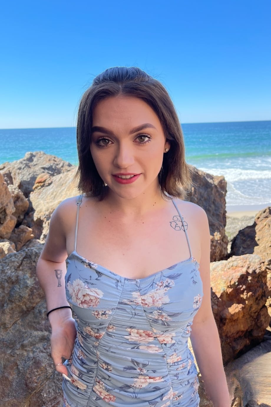 Gracie Gates strips naked revealing puffy lips and thick juicy ass up close - 17