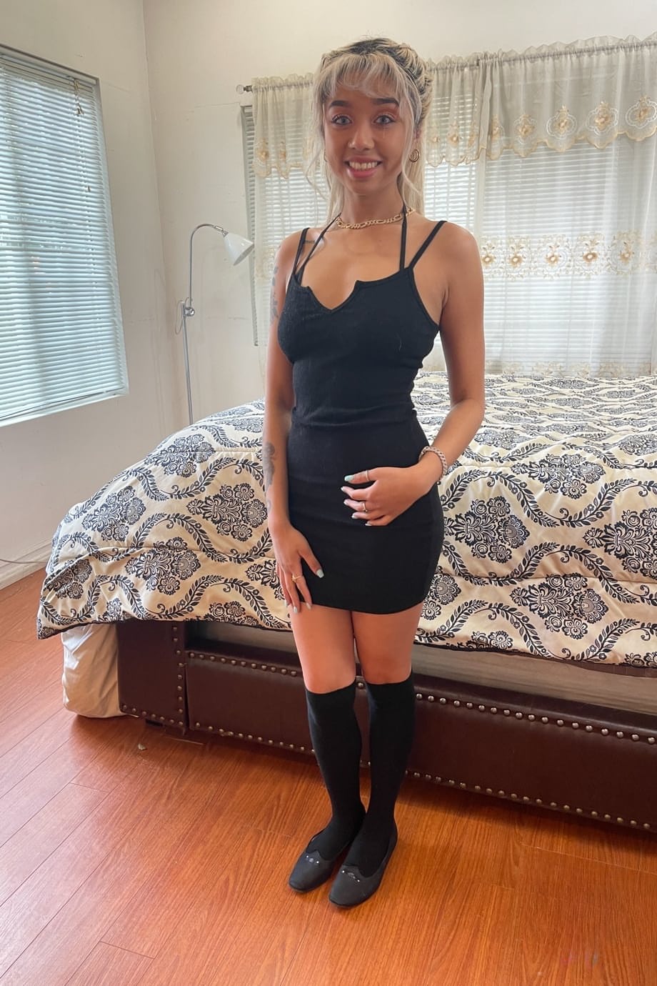 Gia DiBella spreads wet blonde fingers deep inside while away from home - 1
