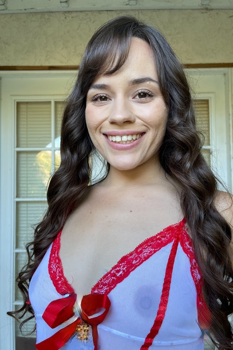 La petite petite amie amateur Rose Lynn écarte ses délicieux trous et son gros cul bien rond - 1