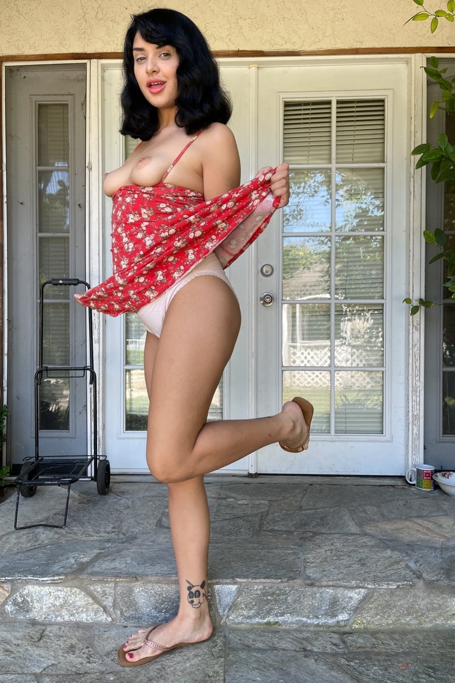 Leda Lotharia écarte sa chatte latina rose vif brûlante en masturbation solo intense et crue - 5