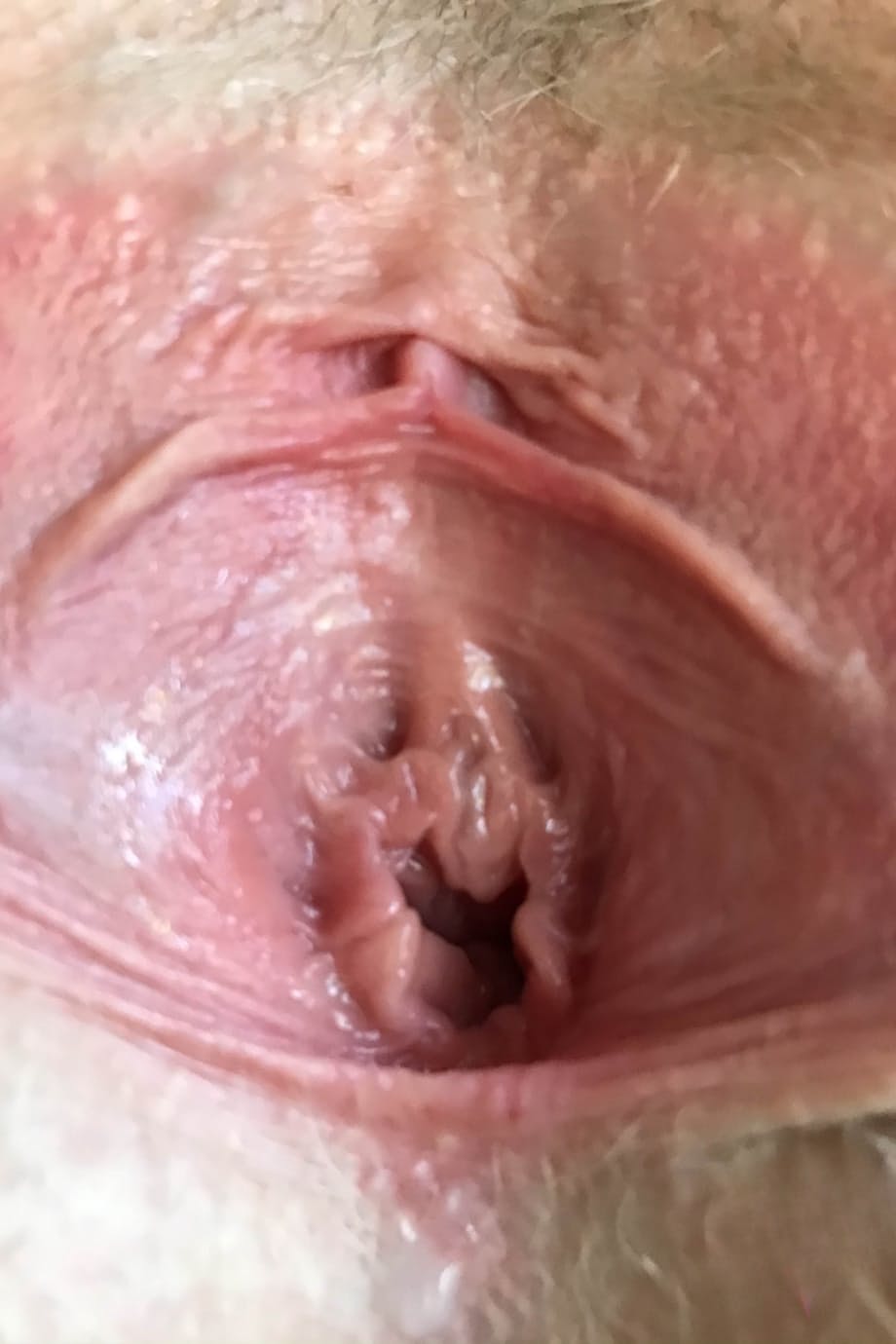 La fente rose étincelante d'Emma Starletto s'ouvre toute grande tandis qu'elle taquine sa chatte douce - 15