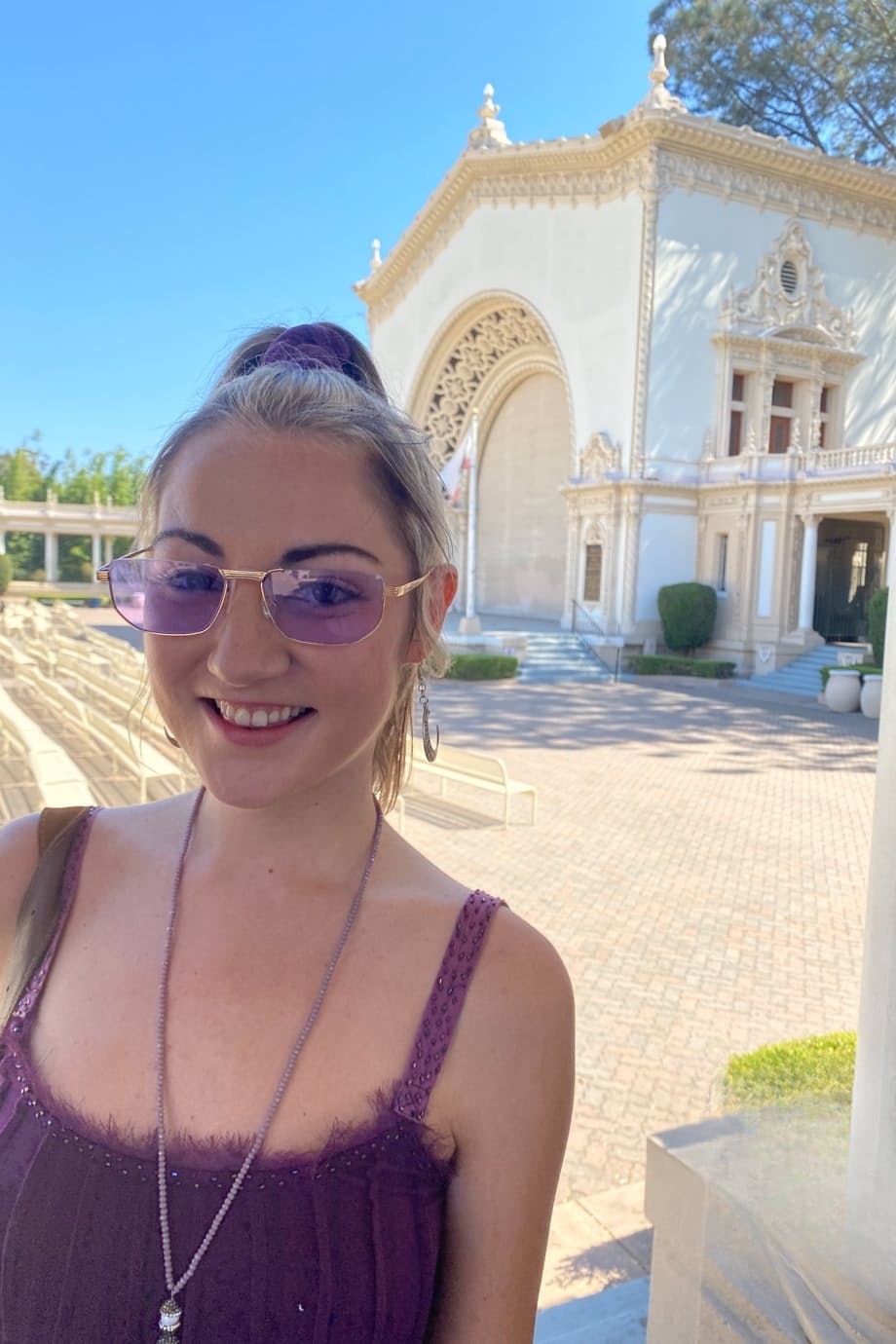 Lily Adams hermosa exhibe su coño rosado depilado, bien abierto con detalles en primer plano - 13