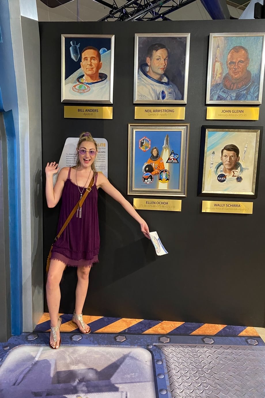 Lily Adams hermosa exhibe su coño rosado depilado, bien abierto con detalles en primer plano - 16